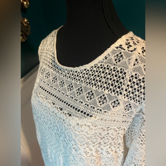 Cream Lace Dress - Picture 3 of 4